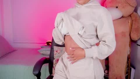 independent model online show from 04-12-26, 09:36