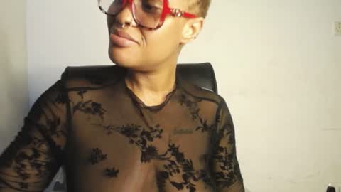 Snapshot of 420ebony_goddess chatting on 06-12-26, 09:30 goddess zuri online show from 06-12-26, 09:30