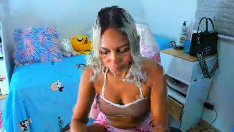 Snapshot of _analia chatting on 12-13-24, 01:37 Analia online show from 12-13-24, 01:37