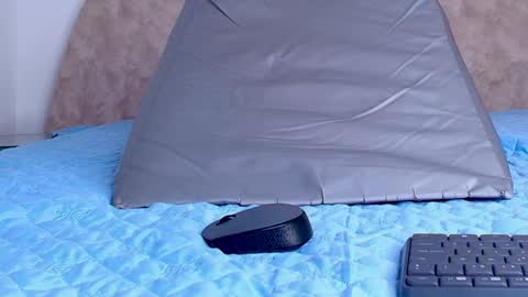 Any online show from 04-11-26, 07:18