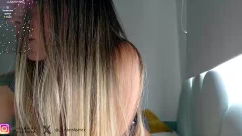 Snapshot of _arianalzate_ chatting on 06-30-26, 03:35 60 online show from 06-30-26, 03:35