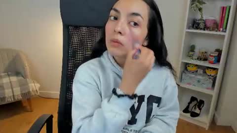 Snapshot of _bellaevans_ chatting on 06-12-26, 04:44 Bella Evans online show from 06-12-26, 04:44