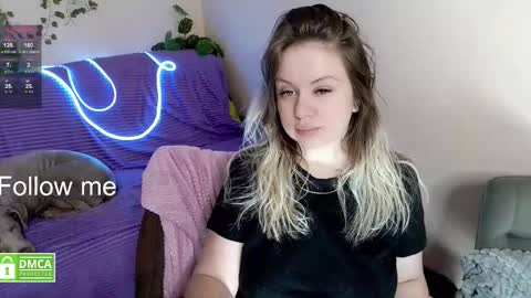 Snapshot of _elven_dreams__ chatting on 03-08-26, 04:00 chloue and Gretta online show from 03-08-26, 04:00