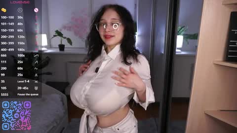 Snapshot of _inner_glow_ chatting on 04-06-26, 05:14 Emily online show from 04-06-26, 05:14