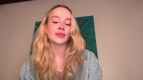 Snapshot of _kkkhaleesi_ chatting on 05-18-26, 08:03 DENI online show from 05-18-26, 08:03