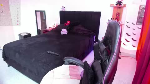 Snapshot of _lucyx__ chatting on 02-03-26, 05:18 Queen. Help me reach 100 thumbs up online show from 02-03-26, 05:18