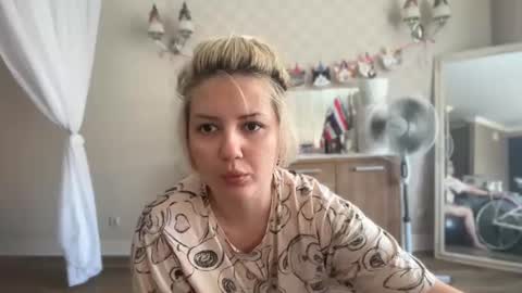 Snapshot of _morpho_ chatting on 06-27-26, 11:59 Francine Aisi Morpho - a genus of blue butterflies. online show from 06-27-26, 11:59