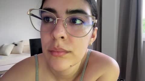 Niah  You can call me Ni or cutie haha online show from 04-05-26, 10:18