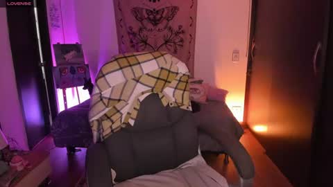 Snapshot of _peach__ chatting on 07-15-26, 04:18 violeta ig online show from 07-15-26, 04:18