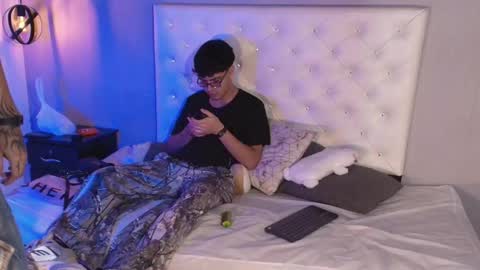 Snapshot of _realwav chatting on 12-16-25, 05:45 wav online show from 12-16-25, 05:45