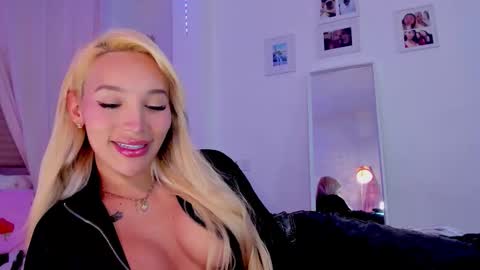 Snapshot of _viioletweekend_ chatting on 01-31-26, 08:51 online show from 01-31-26, 08:51