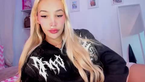 Snapshot of _viioletweekend_ chatting on 03-16-26, 08:57 online show from 03-16-26, 08:57