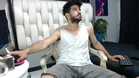 Snapshot of aaron_jones_1 chatting on 04-21-26, 03:35 aaron_jones_1 online show from 04-21-26, 03:35