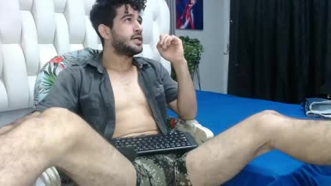 Snapshot of aaron_jones_1 chatting on 05-09-26, 03:45 aaron_jones_1 online show from 05-09-26, 03:45