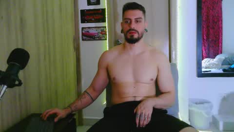 Aaron kwok online show from 01-18-26, 03:54