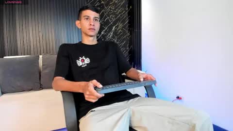 Aaron online show from 04-12-26, 01:27