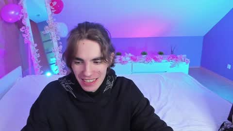 Snapshot of aataraxx chatting on 01-06-25, 08:07 Fiona and Harry online show from 01-06-25, 08:07