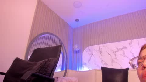 Snapshot of abrilbloom_ chatting on 05-16-26, 05:15 abril online show from 05-16-26, 05:15