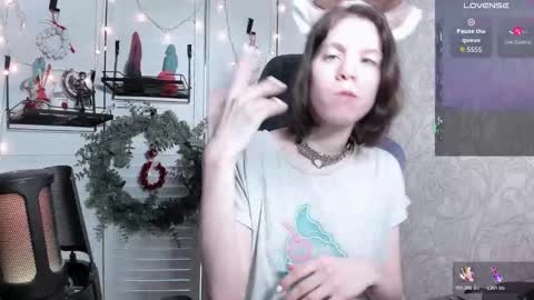 Snapshot of aesthetic_being chatting on 12-20-25, 07:37 Tiana online show from 12-20-25, 07:37