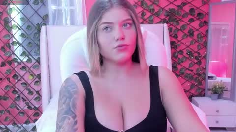 Snapshot of alaia_greyy chatting on 07-13-26, 05:49 Alaia online show from 07-13-26, 05:49