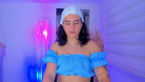 Snapshot of alaska_pears0 chatting on 10-26-25, 02:01 online show from 10-26-25, 02:01