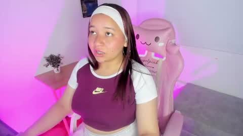 Snapshot of ale_alejandra chatting on 06-20-26, 02:42 Alejandra online show from 06-20-26, 02:42