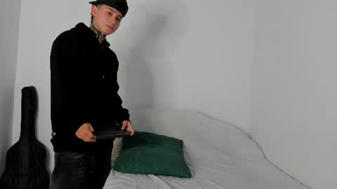 Snapshot of alessandro_wolf chatting on 07-08-26, 02:05 Alessandro online show from 07-08-26, 02:05
