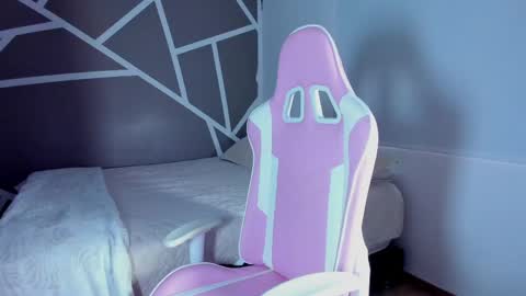 Snapshot of alexa_fox18 chatting on 04-14-26, 06:03 Alexa online show from 04-14-26, 06:03