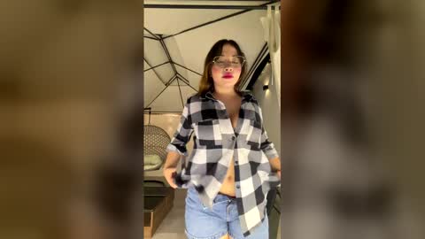Alicia  online show from 05-19-26, 01:11