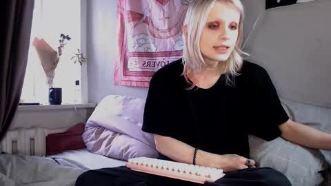 Snapshot of alien_bella chatting on 02-27-26, 12:27 Alien Bella online show from 02-27-26, 12:27