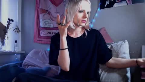 Snapshot of alien_bella chatting on 03-01-26, 01:02 Alien Bella online show from 03-01-26, 01:02