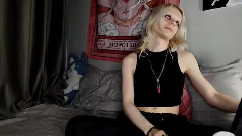 Snapshot of alien_bella chatting on 05-13-26, 11:00 Alien Bella online show from 05-13-26, 11:00
