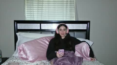 Snapshot of alisonfieldsxo chatting on 05-26-26, 11:23 Alison Fields online show from 05-26-26, 11:23