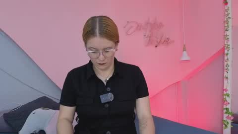 Snapshot of allisonroberts_ chatting on 04-17-26, 11:24 Alli online show from 04-17-26, 11:24