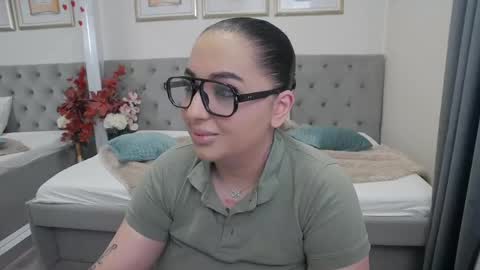 Snapshot of allyiah chatting on 05-12-26, 04:59 online show from 05-12-26, 04:59