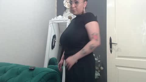 Snapshot of allyiah chatting on 05-15-26, 02:46 online show from 05-15-26, 02:46