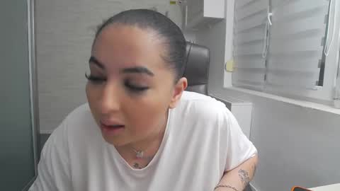 Snapshot of allyiah chatting on 05-29-26, 08:29 online show from 05-29-26, 08:29