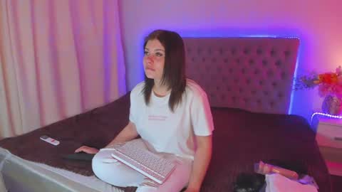 Snapshot of amandahoppe chatting on 06-16-26, 04:37 Amanda online show from 06-16-26, 04:37