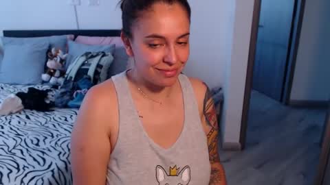 Snapshot of amarat_jolie chatting on 01-18-25, 05:59 Mila online show from 01-18-25, 05:59