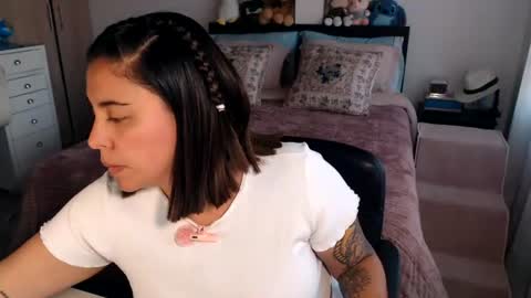 Snapshot of amarat_jolie chatting on 06-11-26, 05:33 Mila online show from 06-11-26, 05:33