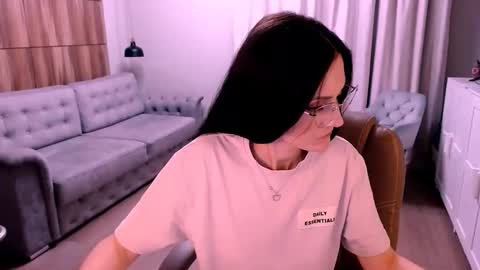 Snapshot of amazingeyes89 chatting on 03-25-26, 03:18 Izza online show from 03-25-26, 03:18