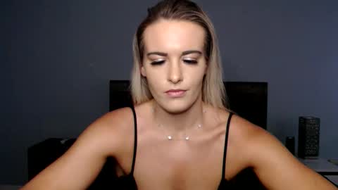 Snapshot of amber__xoxo chatting on 05-28-26, 02:47 Amber online show from 05-28-26, 02:47