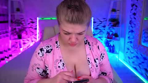 Snapshot of amellywhite chatting on 06-13-26, 12:25 Alina online show from 06-13-26, 12:25