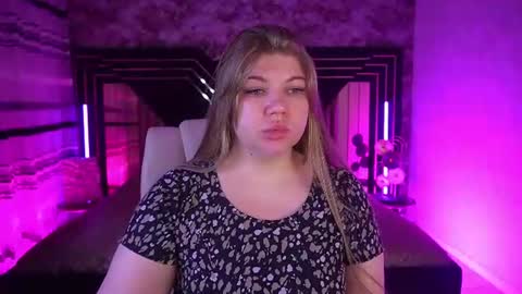 Snapshot of amellywhite chatting on 07-13-26, 01:14 Alina online show from 07-13-26, 01:14