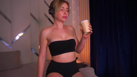 Amely online show from 03-11-25, 10:18