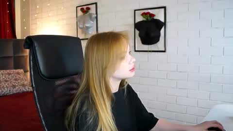 Snapshot of amynox chatting on 06-18-26, 02:10 Amy online show from 06-18-26, 02:10