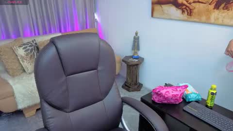 Snapshot of anahi_estrada chatting on 06-24-26, 11:53 Anahi online show from 06-24-26, 11:53