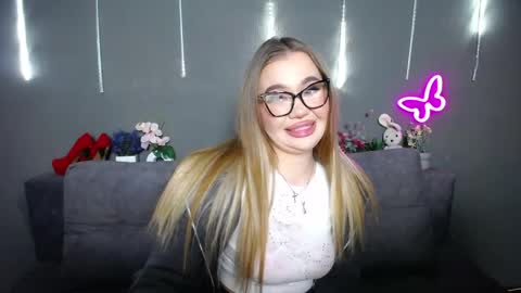 anastacyyellig online show from 04-17-26, 08:45