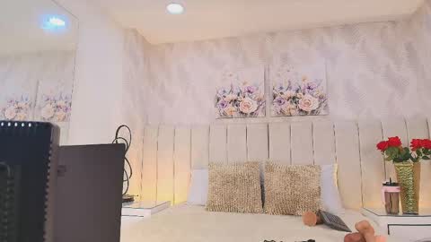 Mia online show from 05-14-26, 12:01