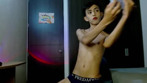 Snapshot of andreew_santana chatting on 10-15-25, 01:28 Andrew online show from 10-15-25, 01:28